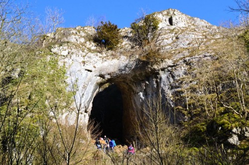 A short rocky scramble leads to Reynard's Arch and the two caves beyond. The arch was formed after the roof of the cave collapsed.